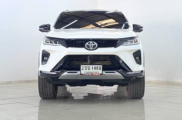 Fortuner 2.4 Legender Black Top (MY20) AT* - ภาพย่อที่ 2