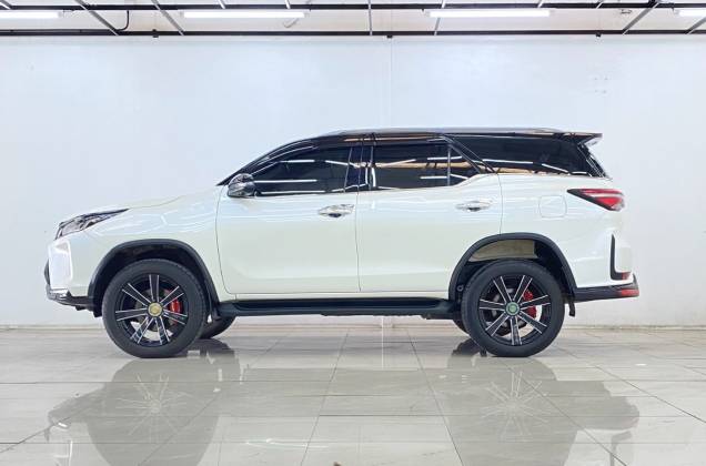 Fortuner 2.4 Legender Black Top (MY20) AT* - ภาพย่อที่ 9