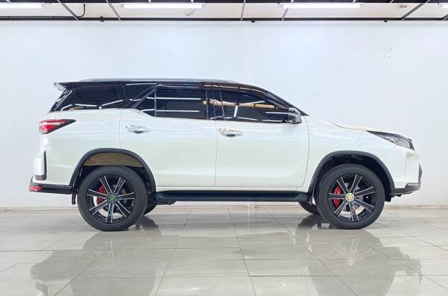 Fortuner 2.4 Legender Black Top (MY20) AT* - ภาพย่อที่ 10