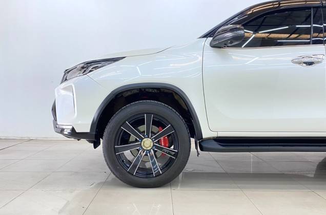 Fortuner 2.4 Legender Black Top (MY20) AT* - ภาพย่อที่ 13