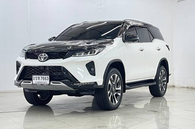 Fortuner 2.4 Legender Black Top 4WD (MY20) AT* - ภาพย่อที่ 2