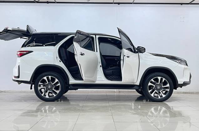 Fortuner 2.4 Legender Black Top 4WD (MY20) AT* - ภาพย่อที่ 11