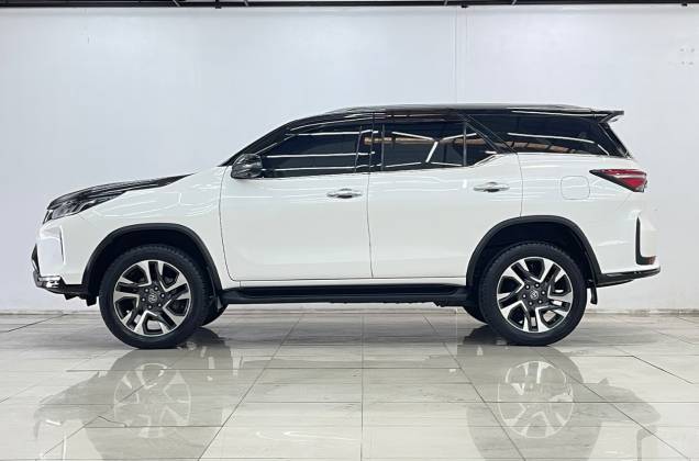 Fortuner 2.4 Legender Black Top 4WD (MY20) AT* - ภาพย่อที่ 12