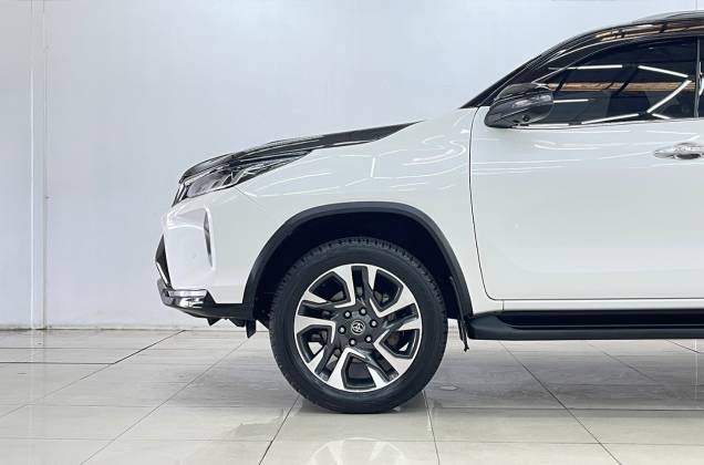 Fortuner 2.4 Legender Black Top 4WD (MY20) AT* - ภาพย่อที่ 13