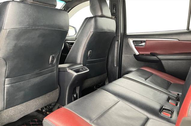 Fortuner 2.4 Legender Black Top 4WD (MY20) AT* - ภาพย่อที่ 29