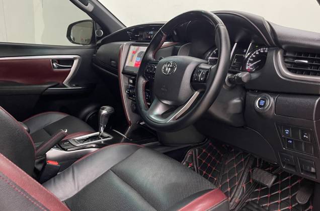 Fortuner 2.4 Legender Black Top (MY20) AT* - ภาพย่อที่ 25