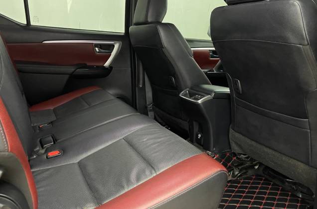 Fortuner 2.4 Legender Black Top (MY20) AT* - ภาพย่อที่ 24