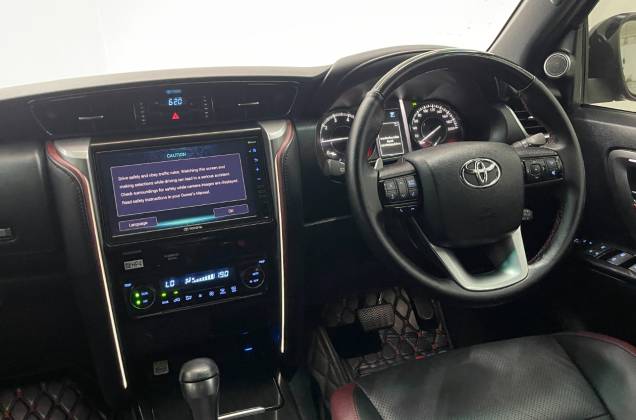 Fortuner 2.4 Legender Black Top (MY20) AT* - ภาพย่อที่ 31