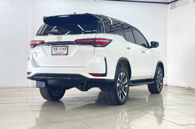 Fortuner 2.4 Legender Black Top (MY20) AT - ภาพย่อที่ 6