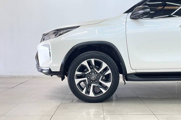 Fortuner 2.4 Legender Black Top (MY20) AT - ภาพย่อที่ 14