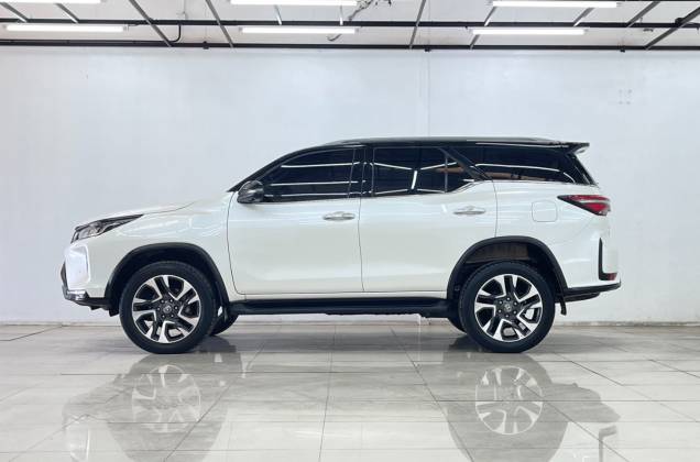 Fortuner 2.4 Legender Black Top (MY20) AT - ภาพย่อที่ 9
