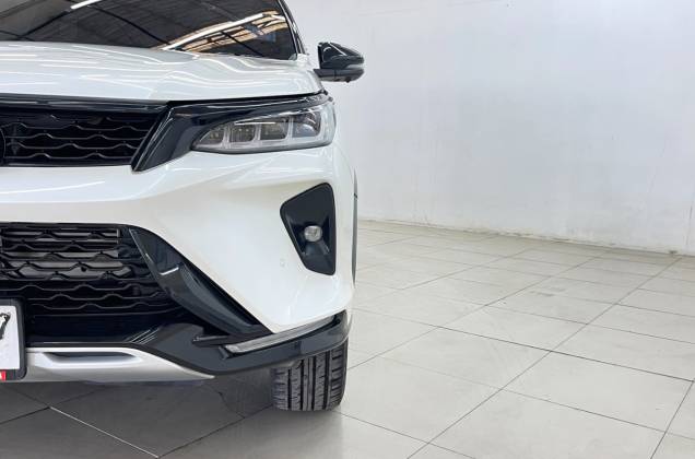 Fortuner 2.4 Legender Black Top (MY20) AT - ภาพย่อที่ 17