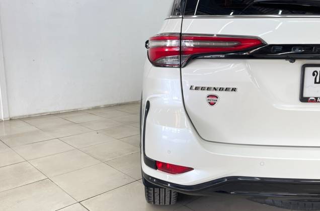 Fortuner 2.4 Legender Black Top (MY20) AT - ภาพย่อที่ 18