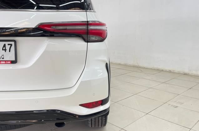 Fortuner 2.4 Legender Black Top (MY20) AT - ภาพย่อที่ 19