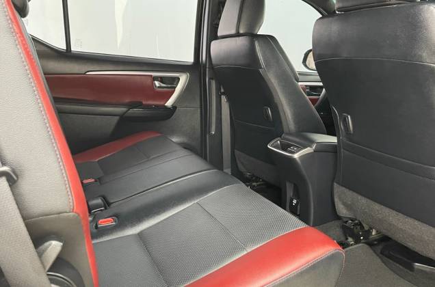 Fortuner 2.4 Legender Black Top (MY20) AT - ภาพย่อที่ 28