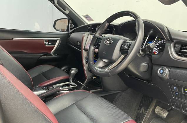 Fortuner 2.4 Legender Black Top (MY20) AT - ภาพย่อที่ 29