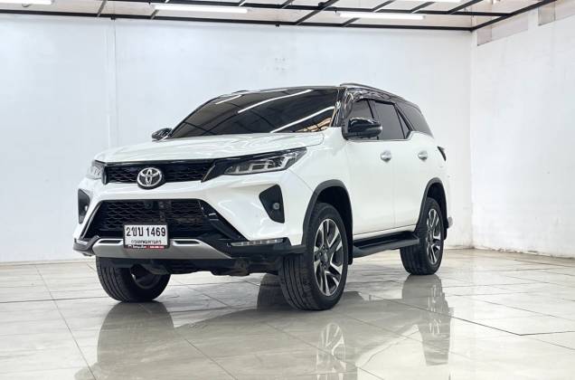 Fortuner 2.4 Legender Black Top (MY20) AT* - ภาพย่อที่ 2