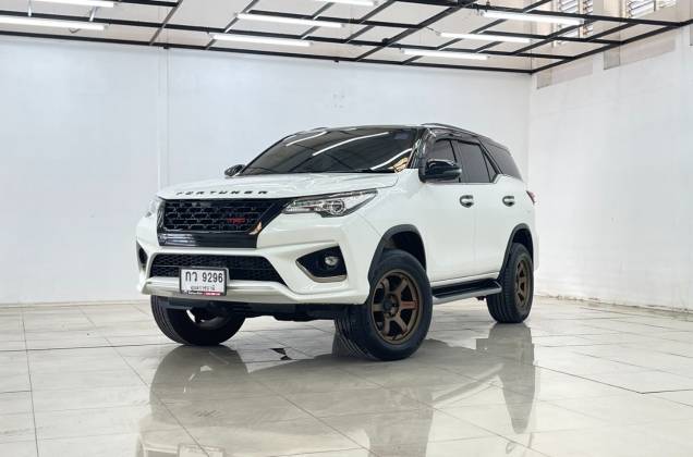Fortuner 2.8 V TRD Sportivo ll Black Top 4WD (MY15) (MNC) AT