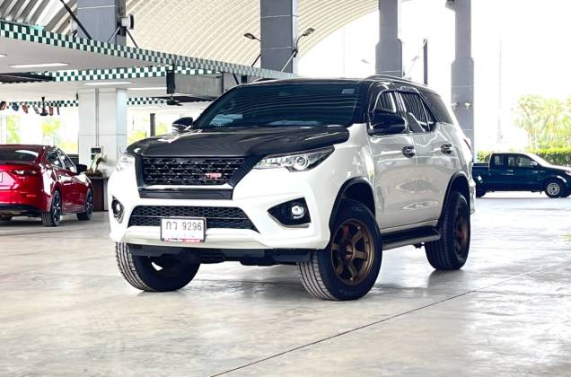 Fortuner 2.8 V TRD Sportivo ll Black Top 4WD (MY15) (MNC) AT