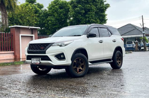 Fortuner 2.8 V TRD Sportivo ll Black Top 4WD (MY15) (MNC) AT